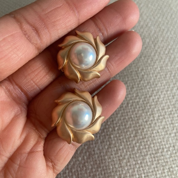 Pearl and gold flower earrings - Picture 1 of 3
